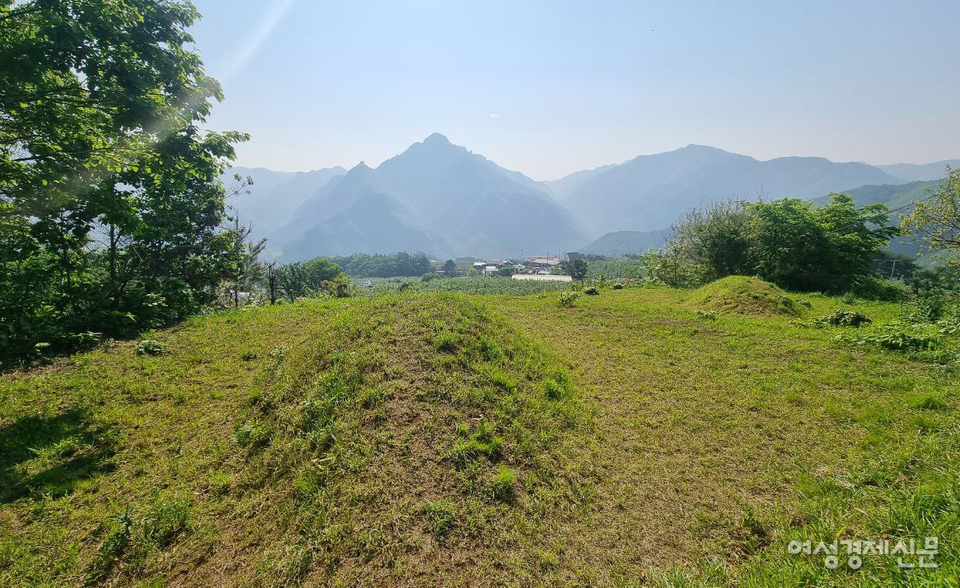 이재명 후보의 증조부모 묘와 조부모 묘에서 바라본 안산 전경 /백재권