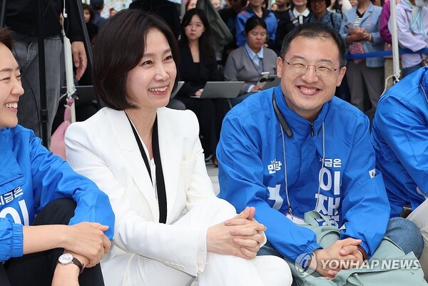 허은아 전 개혁신당 대표와 국민의힘을 탈당해 더불어민주당에 입당한 김상욱 의원이 19일 서울 영등포구 타임스퀘어에서 열린 더불어민주당 이재명 대선 후보 유세에 참석해 활짝 웃고 있다. /연합뉴스