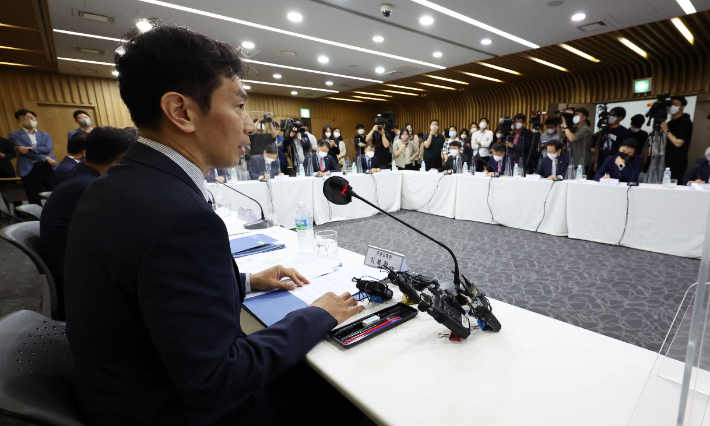 이복현 금융감독원장이 서울 종로구 생명보험교육문화센터에서 열린 보험회사 CEO 간담회에서 발언하고 있다. /연합뉴스