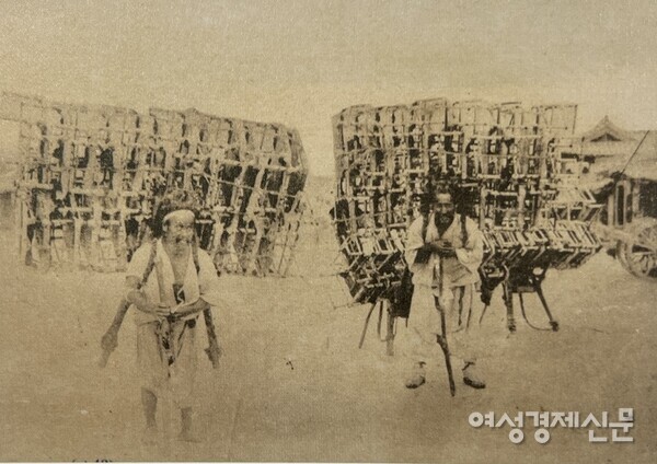 지게에 소반을 얹고 가는 두 명의 소반 대여업자 /조선풍속풍경사진첩(朝鮮風俗風景寫眞帖), 조선풍속연구회, 1920