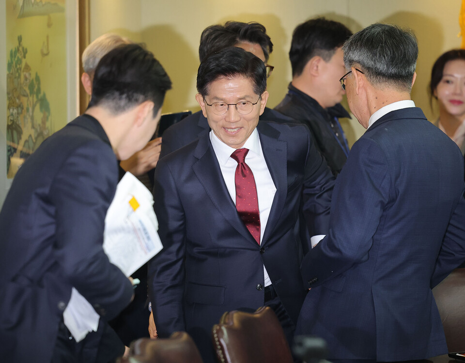 국민의힘 김문수 대선 후보가 19일 서울 중구 부영 태평빌딩에서 열린 대한노인회 간담회에 참석하고 있다. /연합뉴스