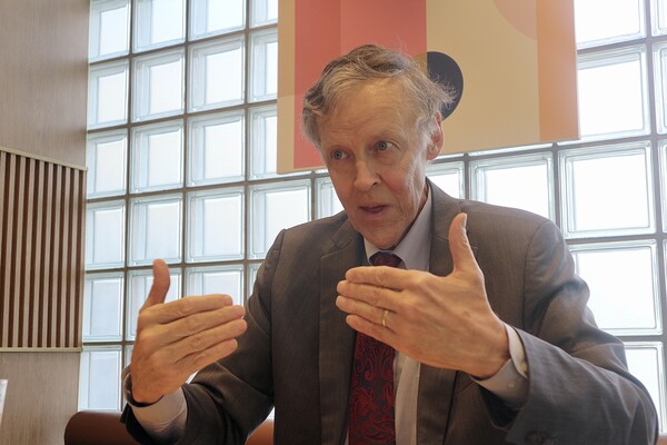 트럼프 관세 대응 전략에 대해 답변하고 있는 로버트 앳킨슨 회장. /이상헌 기자