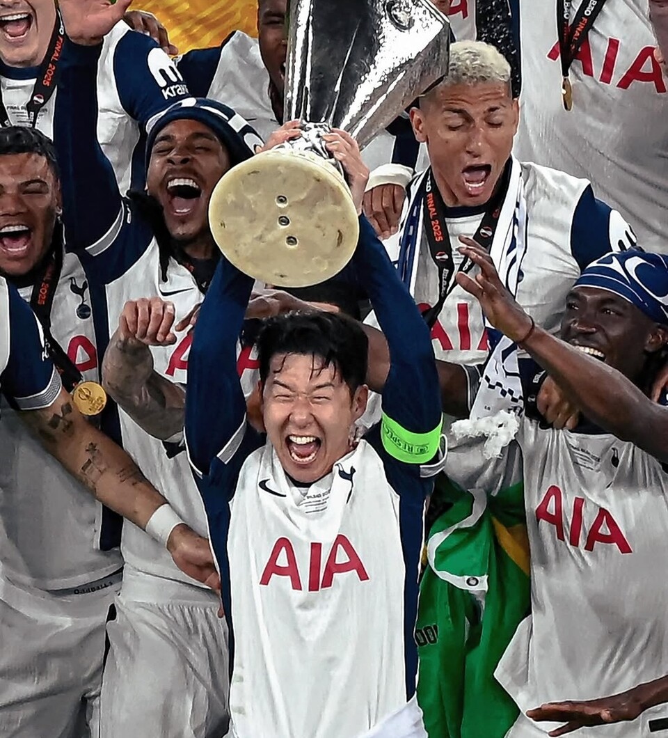 손흥민이 우승컵을 들어올리고 있다. /토트넘 훗스퍼 SNS 캡쳐
