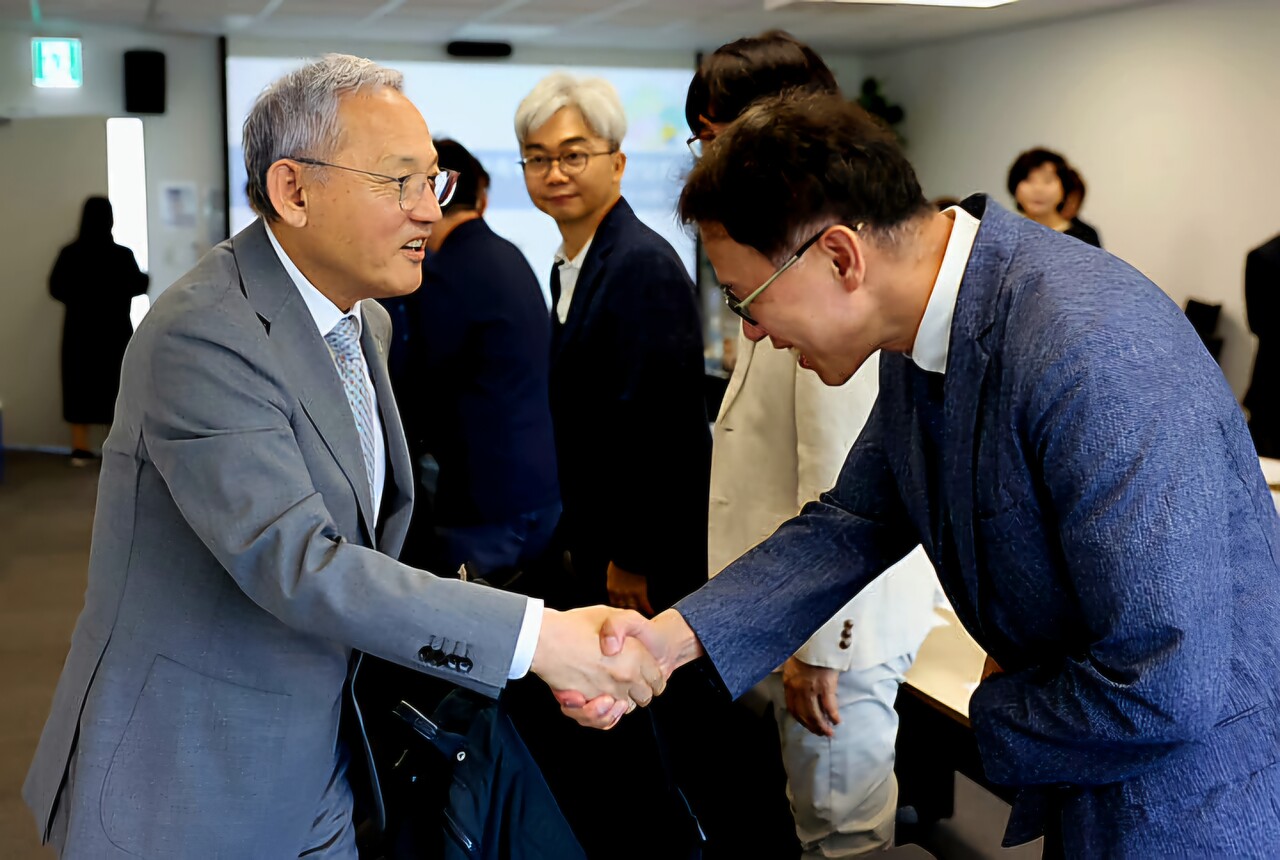 유인촌 문화체육관광부 장관이 4일 서울 종로구 국립현대미술관 서울관 회의실에서 열린 인공지능 말뭉치 구축 확산을 위한 간담회에서 참석자와 인사를 나누고 있다. (사진=문화체육관광부 제공) photo@newsis.com *재판매 및 DB 금지유인촌 문화체육관광부 장관이 4일 서울 종로구 국립현대미술관 서울관 회의실에서 열린 인공지능 말뭉치 구축 확산을 위한 간담회에서 참석자와 인사를 나누고 있다. /문화체육관광부