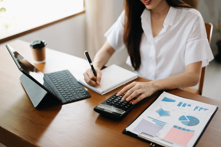 퇴직연금을 주거비로 활용할 수 있는 제도가 마련된다면 고령층의 실버타운 입주 진입장벽을 낮출 수 있다는 의견이 제기된다. /게티이미지뱅크