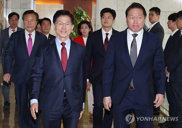 국민의힘 김문수 대통령 후보와 최태원 대한상의 회장이 22일 서울 중구 대한상공회의소에서 열린 경제 5단체장 간담회에 입장하고 있다. /연합뉴스