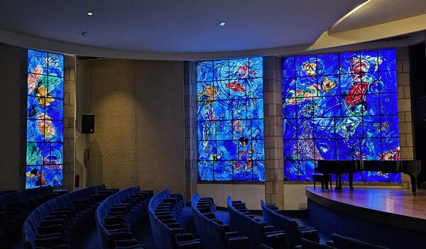   샤갈의 색채와 미학을 보여주는 스테인드글라스(니스, 샤갈 뮤지엄)  사진=한형철 초빙기자