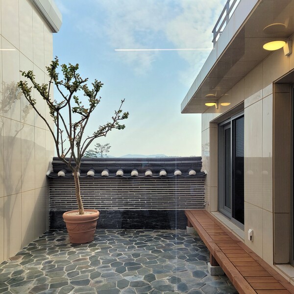 필자 설계 에코델타시티 상가주택 이안정 3층의 단독주택에 있는 마당. 작은 외부 공간이지만 일층에 짓는 단독주택이 부럽지 않은 주거 생활을 누릴 수 있다. /김정관