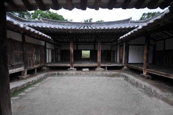 경주 양동마을 관가정 안채 대청과 이어진 안마당, 중정으로 된 마당은 안채에 채광과 통풍의 기능과 함께 양기를 더해 활기를 불어넣어 준다. /사진=서경원