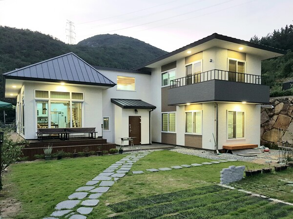 필자 설계 단독주택 심한재, 거실채에 목재 덱과 큰 마당이 접하고 침실채의 서재에서는 달빛 정원으로 드나들 수 있어 내 외부가 하나 되는 쓰임새를 가져 음양의 조화가 이루어지도록 했다. /김정관