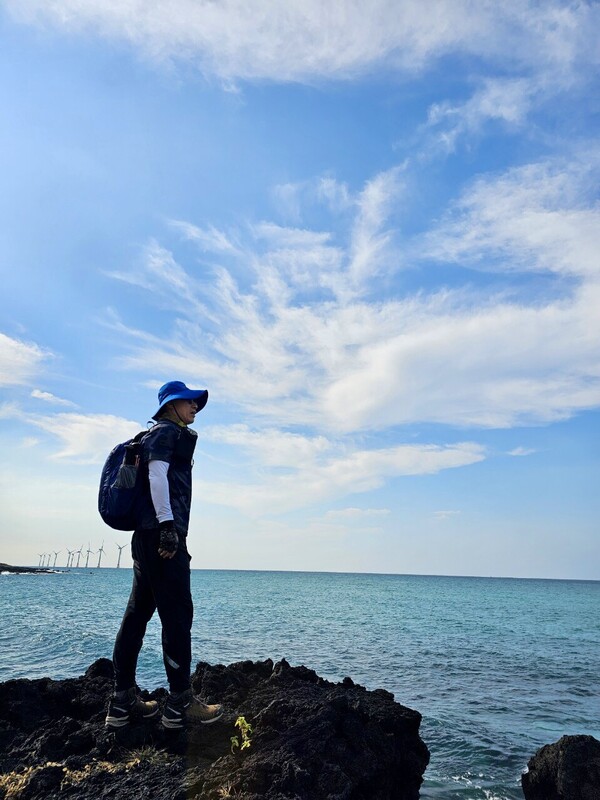 수평선으로 나 홀로 걸어 밀고 가라. 어마무시한 밀물과 썰물의 힘이 인공지능에 지린 뇌파를 물들여 줄 테니 반나절 스마트 폰을 끄고 멍하니 바라보라. 당신의 하루는 그 어떤 흐린 날보다 힘이 세다. /사진=최익준