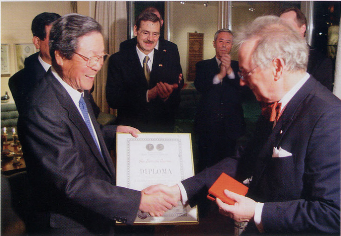 농심 창립자 고(故)신춘호 회장이 2004년 덴마크 왕실 훈장 수훈받는 모습 /농심