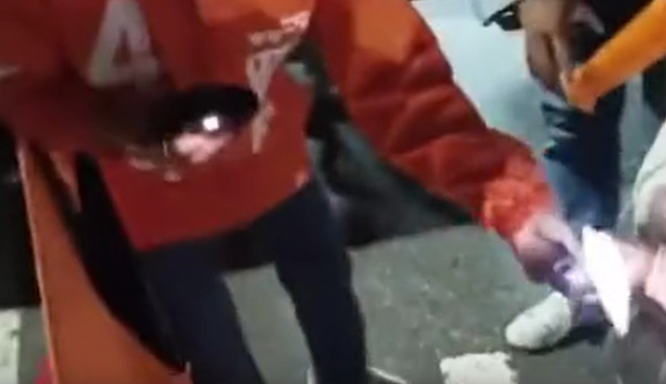 이준석 개혁신당 대선 후보의 모친이 유세 현장에 참관한 아이에게 떡을 나눠주고 있다. /영상 캡처