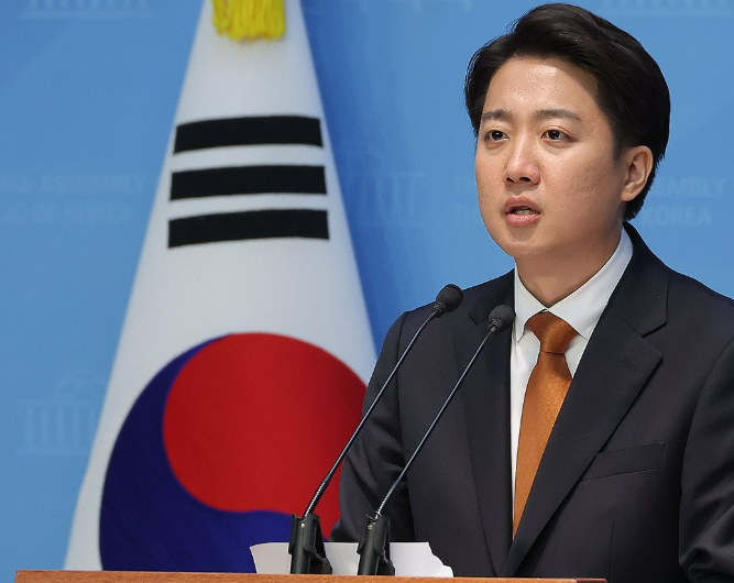 이준석 개혁신당 대선 후보의 모친이 아이에게 떡을 나눠준 장면이 인터넷에 퍼진 가운데 한 네티즌이 이를 중앙선거관리위원회에 신고했다. 사진은 이 후보가 지난 22일 서울 여의도 국회 소통관에서 기자회견을 하고 있는 모습이다. /연합뉴스