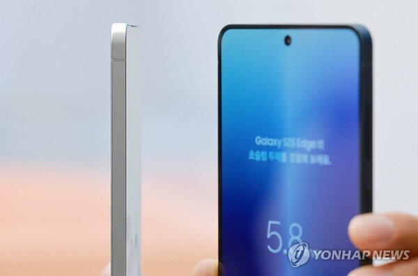 13일 서울 삼성 강남에서 초슬림형 스마트폰인 삼성전자 갤럭시 S25 엣지가 공개되고 있다. /연합뉴스