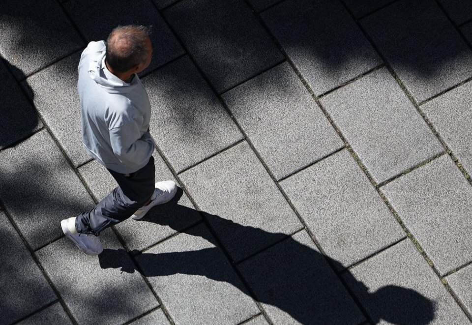 노인의 날인 10월 2일 서울 종로구 탑골공원 인근에서 한 어르신이 길을 지나고 있다. /연합뉴스
