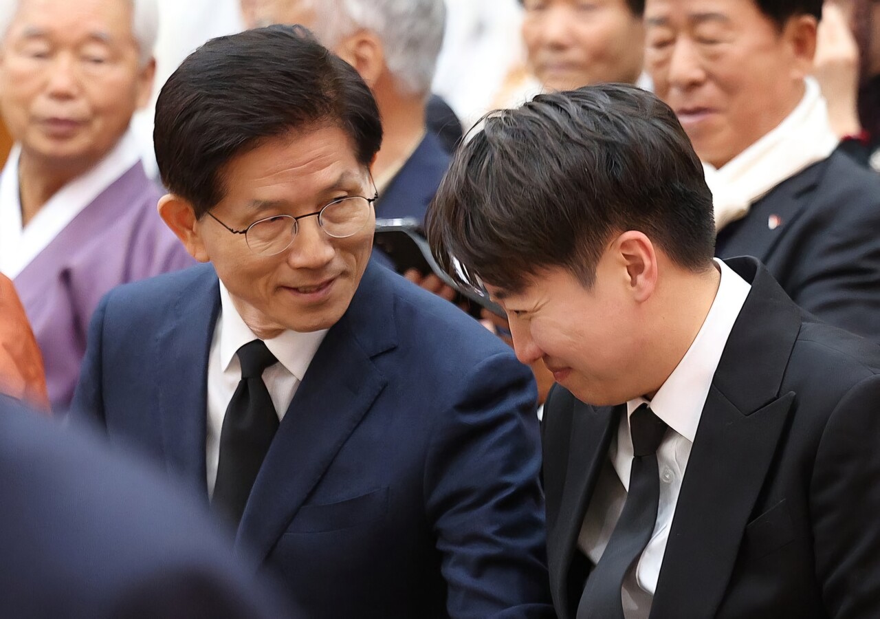 지난 4월 14일 김문수 국민의힘 대선후보가 이준석 후보와 경북 안동시 목성동주교좌성당에서 엄수된 두봉 레나도(프랑스명 르네 뒤퐁) 주교 장례미사에서 만나 인사를 나누고 있다. /연합뉴스