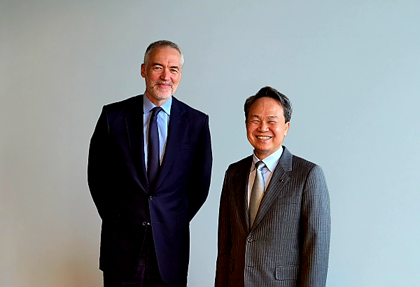 지난 20일 런던에서 진옥동 신한금융그룹 회장과 앤써니 굿맨 골드만삭스 인터내셔널 공동대표가 면담 후 악수를 하고 있다. /신한은행