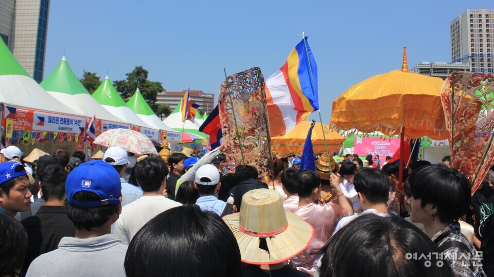 25일 경기도 시흥시 정왕동 미관광장에서는 제18회 세계인의날 축제가 열렸다.  /허아은 기자