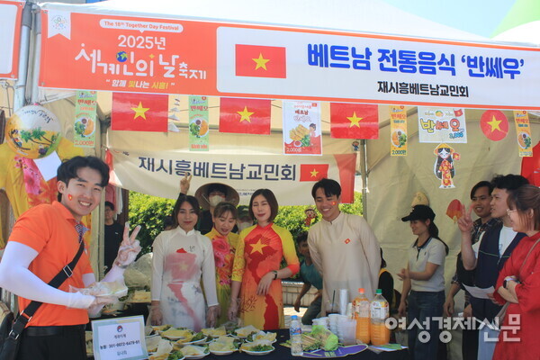 포방돔 씨(맨 왼쪽)는 한국에 온 지 3년차, 행사에도 3년째 참석하고 있다. /허아은 기자