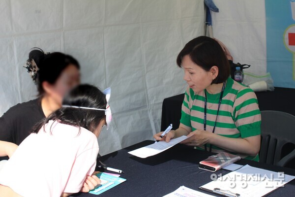 중국 국적 신홍 씨가 시흥시여성일자리센터 부스에서 이직을 위해 상담받고 있다. /허아은 기자