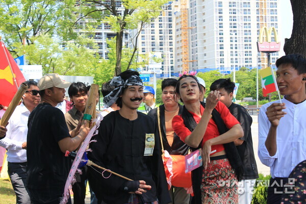 미얀마 국적 참석자들은 퍼레이드 출발을 위해 대기하는 와중에도 춤과 악기 연주를 선보였다. /허아은 기자