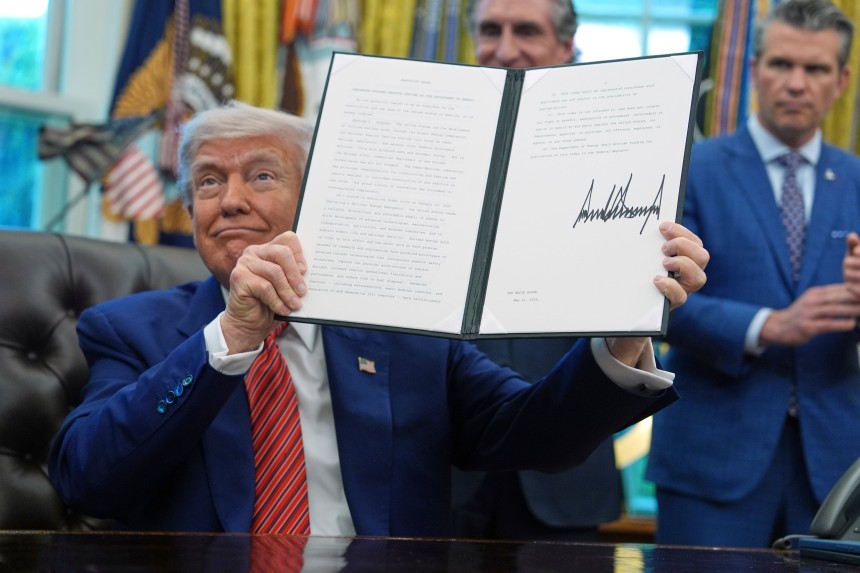 도널드 트럼프 미국 대통령이 지난 23일 백악관 집무실에서 원전 관련 행정명령에 서명하고 이를 들어 보이고 있다. /연합뉴스