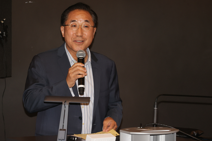 이남우 한국기업거버넌스포럼 회장이 지난해 7월 22일 오후 서울 여의도 IFC 더포럼에서 ‘두산그룹 케이스로 본 상장회사 분할 합병 제도의 문제점’이란 주제로 열린 한국기업거버넌스 포럼 36차 세미나에서 인사말을 하고 있다. /연합뉴스