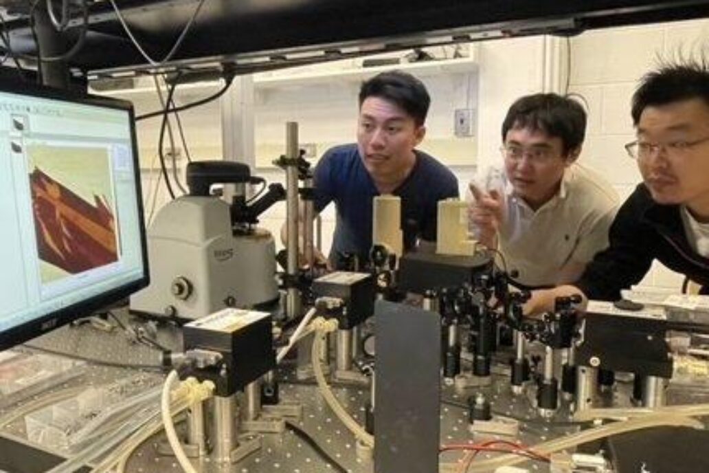그래핀의 ‘키랄 초전도성’을 입증한 롱 주(Long Ju) 교수(가운데)와 연구진들 /MIT공대