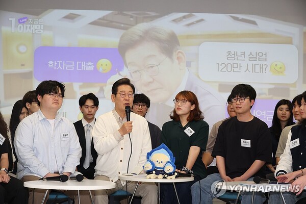 더불어민주당 이재명 대선 후보가 26일 경기 수원시 영통구 아주대학교 혁신공유라운지에서 청년 정책을 논의하기 위해 대학생들과 간담회를 하고 있다. /연합뉴스