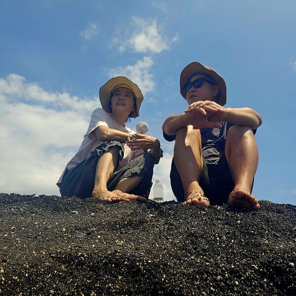 해양쓰레기 수거봉사를 위한 비치코밍 중 휴식을 취하는 우리 부부 /사진=한익종