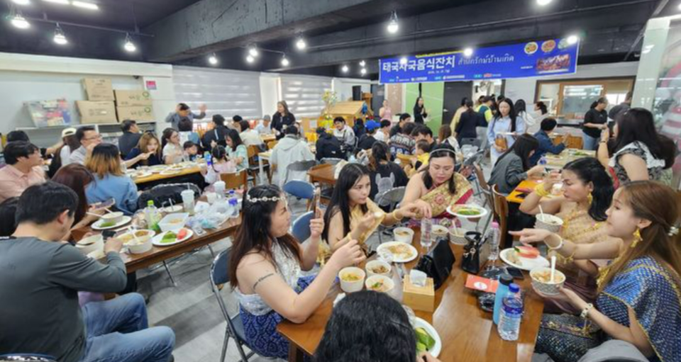 지난 25일 경남태국교민회 주최로 경남이주민센터에서 'STX와 함께하는 외국인주민 자국음식잔치'가 개최됐다. /경남이주민센터