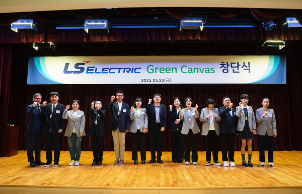 LS일렉트릭이 지난 23일 경기도 안양시 LS타워에서 장애인 직원 미술단 ‘그린 캔버스’를 창단하고 작품 전시회를 개최했다. /LS일렉트릭