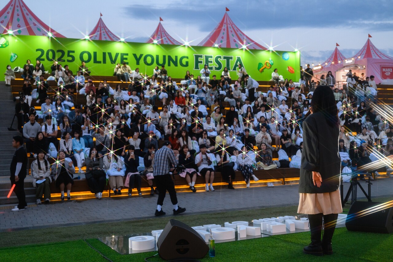 지난 5월 21~25일 서울 용산구 노들섬에서 진행된 '2025 올리브영 페스타'의 관람객들이 야외 버스킹 공연을 감상하고 있다. /CJ올리브영