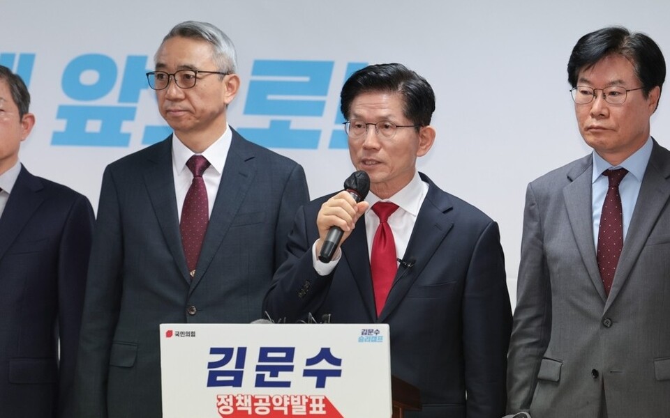 김문수 국민의힘 대선 후보가 지난 9일 서울 영등포구 여의도 선거 캠프 사무실에서 대선 정책 등을 발표하고 있다. /연합뉴스