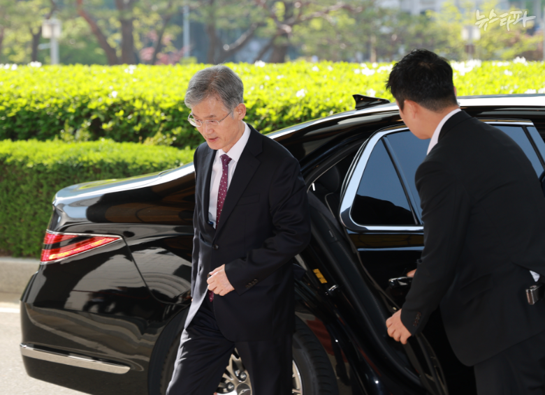 조희대 대법원장이 이재명 선거법 위반 사건을 전원합의체로 가져간 이틀째인 지난 4월 24일 서울 서초구 대법원으로 출근하고 있다. 이날 조희대 대법원장은 이재명 전 더불어민주당 대표의 공직선거법 위반 혐의 사건을 심리하고 결론을 냈다. /연합뉴스