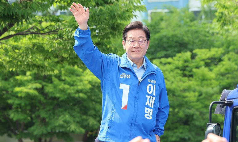 이재명 더불어민주당 대선 후보가 지난 26일 용인시 수지구 단국대 죽전캠퍼스 앞에서 열린 유세에서 시민들에게 인사하고 있다. /연합뉴스