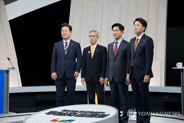 더불어민주당 이재명·민주노동당 권영국·국민의힘 김문수·개혁신당 이준석 대선 후보가 27일 서울 마포구 상암동 MBC 스튜디오에서 진행된 정치 분야 TV토론회에 앞서 포즈를 취하고 있다. /연합뉴스