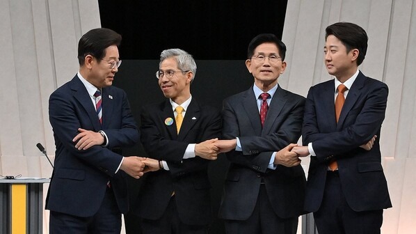 더불어민주당 이재명·민주노동당 권영국·국민의힘 김문수·개혁신당 이준석 대선 후보가 27일 서울 마포구 상암동 MBC 스튜디오에서 진행된 정치 분야 TV토론회에 앞서 포즈를 취하고 있다. /연합뉴스