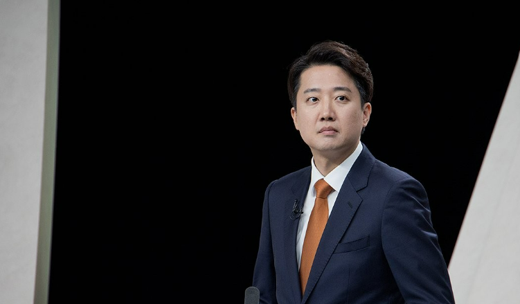 이준석 개혁신당 후보가 지난 27일 서울 마포구 상암동 MBC 스튜디오에서 열린 정치 분야 TV토론회를 준비하고 있다. /연합뉴스