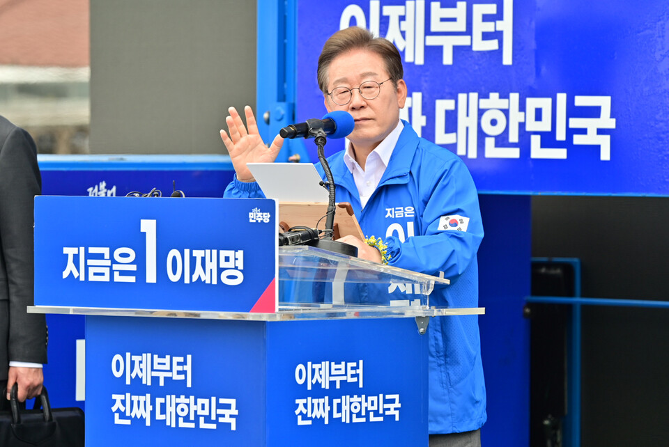 더불어민주당 이재명 대선 후보가 22일 오전 제주시 동문로터리에서 유세를 하고 있다. /연합뉴스