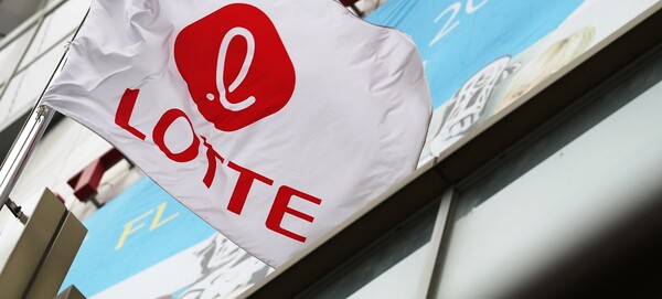 서울 소공동 롯데호텔 건물에 내걸린 그룹로고 깃발 /연합뉴스