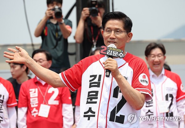 국민의힘 김문수 대선 후보가 28일 경남 김해시 김수로왕릉공원에서 열린 유세에서 지지를 호소하고 있다. /연합뉴스