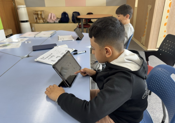 작년 진행한 한국어 교육 지원 사업 중 한 학생이 온라인 학습자료로 자습하고 있다. /서울시교육청