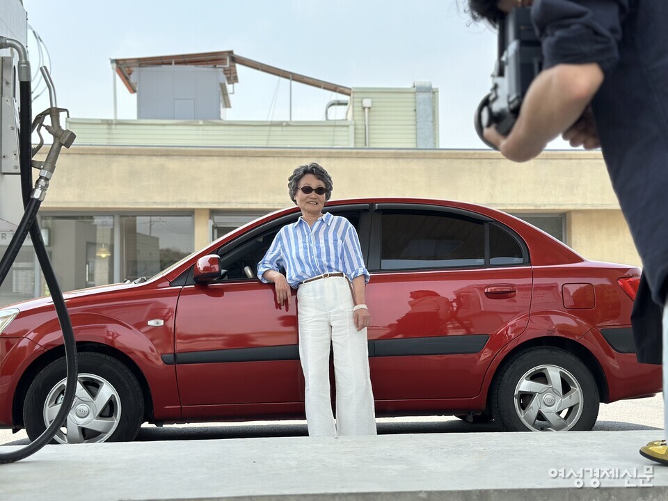 지난 13일 경기도 파주시 한 스튜디오에서 고령 운전자 한열희 씨(여·82)가 중고차 거래 플랫폼 '헤이딜러'의 '나의 운전 졸업식' 캠페인 모델로 선정돼 화보 촬영에 참여했다. /김정수 기자