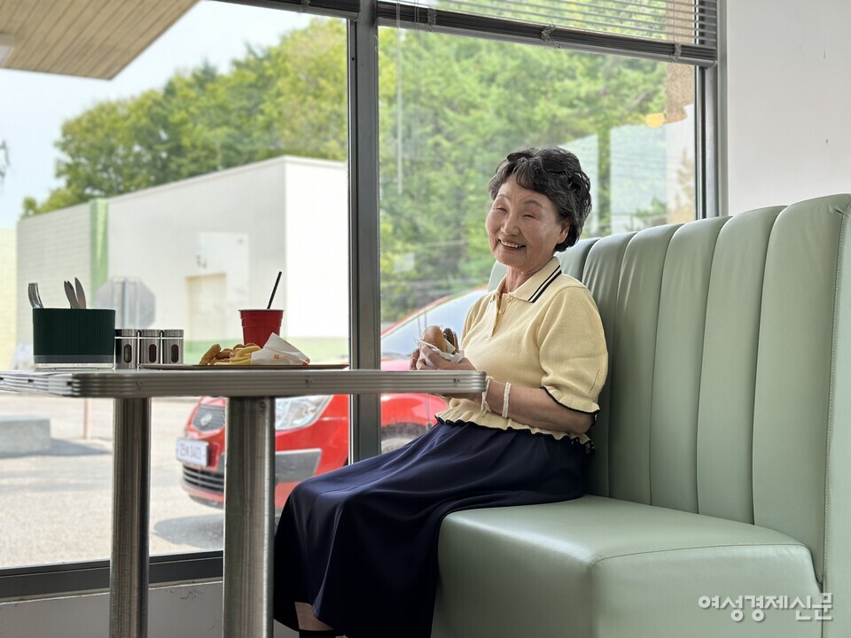 한씨는 '나의 운전 졸업식' 캠페인의 두 번째 주인공이자 최초의 80대 모델이다. /김정수 기자