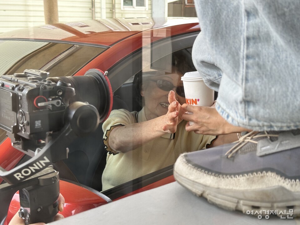 한열희 씨가 드라이브스루 장면을 촬영하고 있다. /김정수 기자