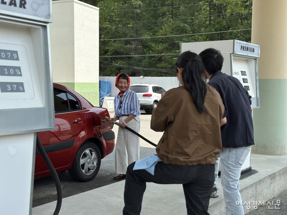 한열희 씨가 셀프 주유하는 장면을 찍고 있다. /김정수 기자