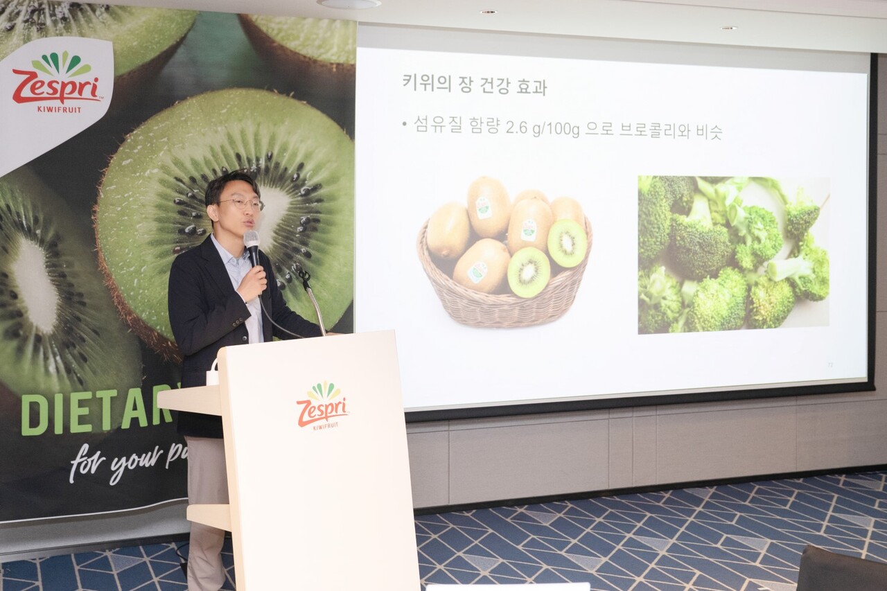 정희원 박사가 28일  서울 송파구 소피텔 앰버서더 서울에서 열린 ‘영양소 밀도 중심의 건강한 식단 연구 결과 발표’ 제스프리 기자 간담회에서 강연을 하고 있다. /제스프리