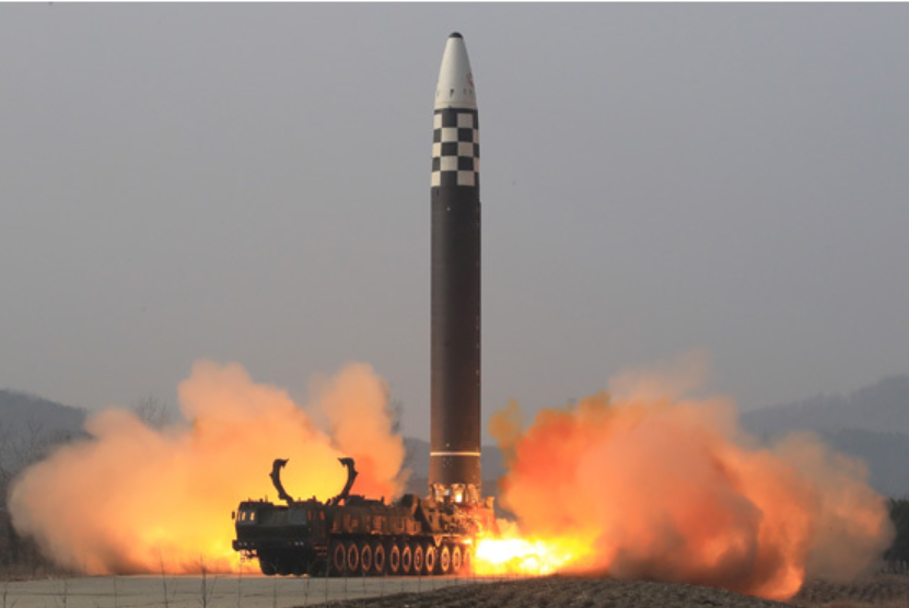 북한 노동신문이 신형 대륙간 탄도미사일(ICBM) 화성-17형 시험발사에 성공했다고 사진을 공개했다. /노동신문